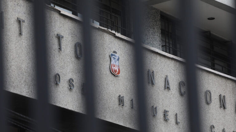 SLEP de Santiago condena hechos de violencia en el Instituto Nacional y pide apoyo de Ministerio de Seguridad, Carabineros y Ministerio Público