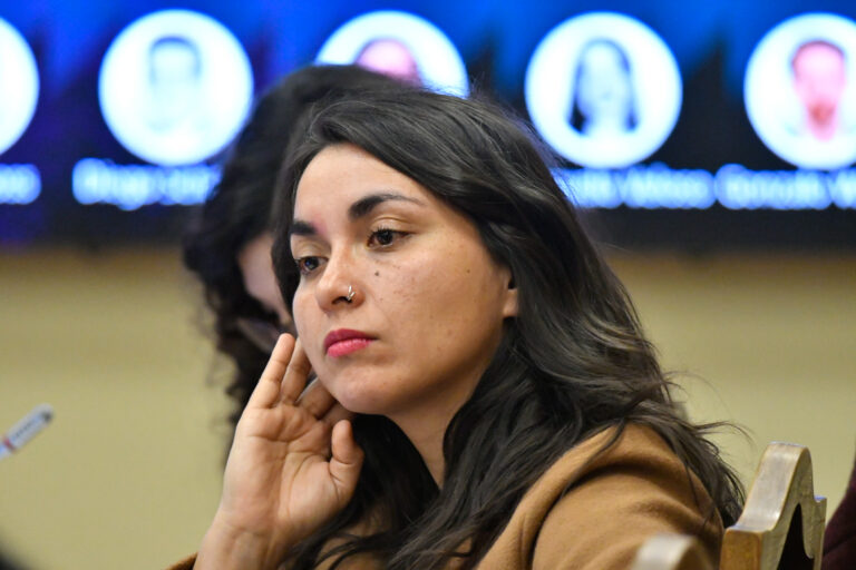 Diputadas de oposición recurren a Contraloría por eventuales irregularidades en aumentos de sueldo en el Ministerio de la Mujer