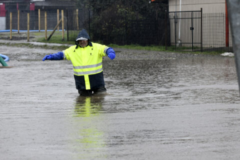Senapred decreta alerta amarilla para la Región Metropolitana por lluvia, nieve y viento: Existe alta probabilidad de aluviones