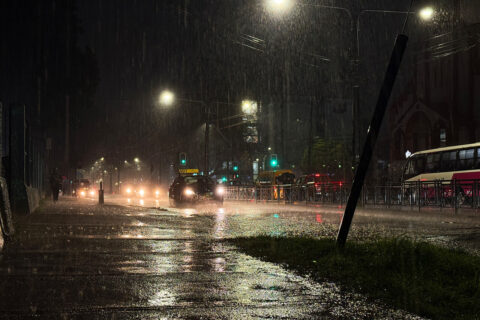 Cadem por sistema frontal: 33% teme por daños a sus casas y 60% cree que es altamente probable que haya cortes de luz e inundaciones