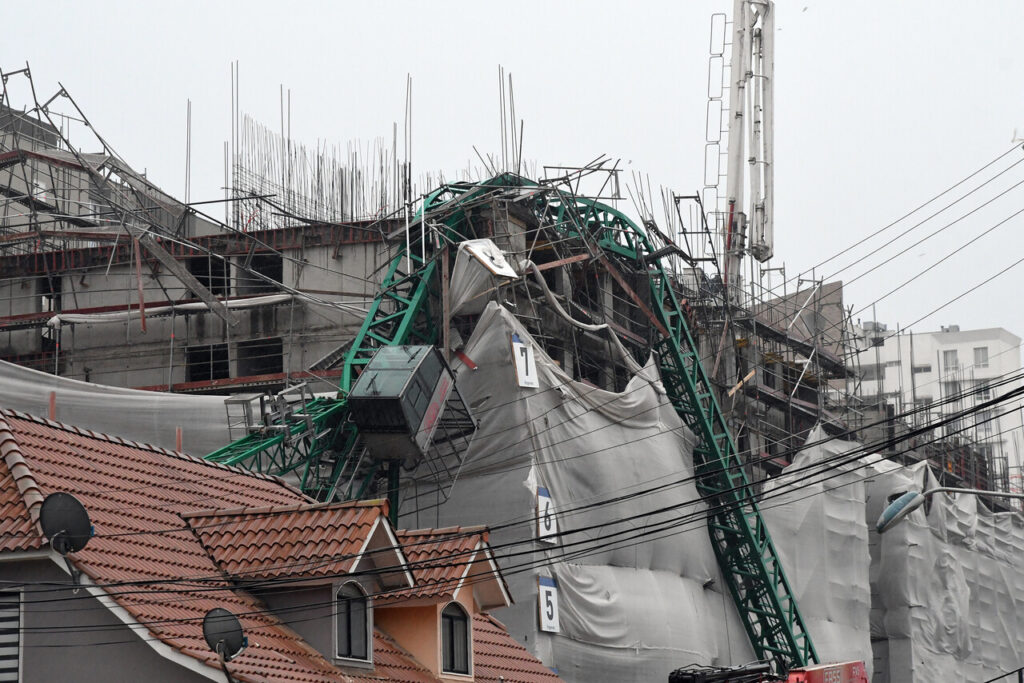 Gobierno anuncia investigación tras caída de grúa en Coquimbo: “Por los daños deberá responder la constructora”
