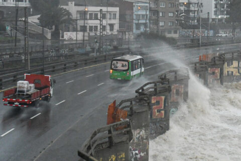 Intensas marejadas en el borde costero de Valparaíso: Autoridades reiteran llamado a no acercarse a la costa/Agencia Uno