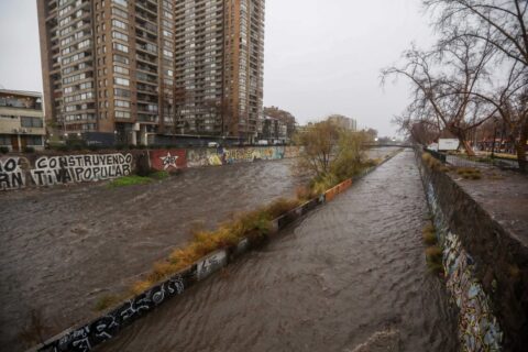 Sistema frontal deja anegamientos, 27 familias evacuadas y 70 mm de agua caída en la RM