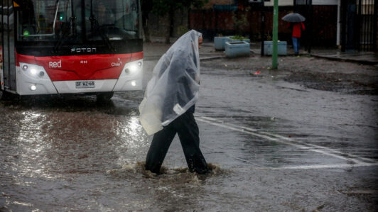 Por acumulación de aguas lluvias en el exterior: Metro cierra accesos en estaciones de líneas 1, 2 y 4