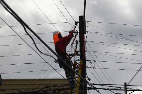 Sistema frontal: SERNAC inicia proceso con compañías eléctricas para buscar compensaciones a familias afectadas por cortes de luz