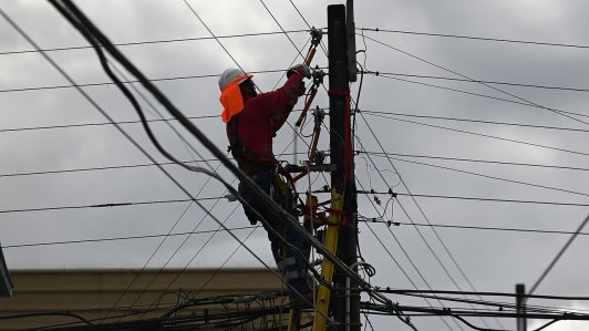 Tras cortes de luz por lluvias: Sernac inició procesos extrajudiciales con seis empresas eléctricas