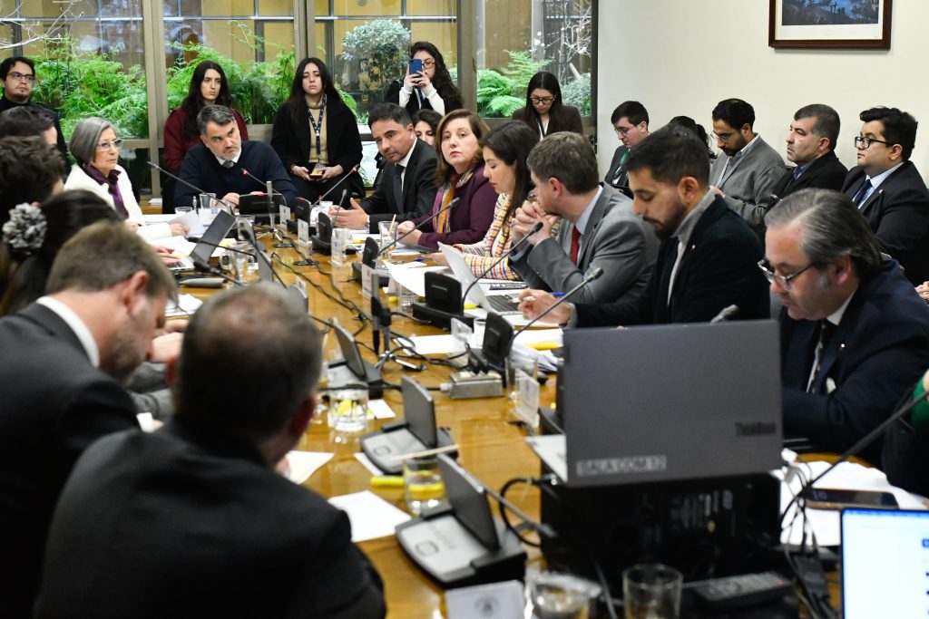 Postergan votación de compensación municipal en megarreforma por falta de quórum y exigencias de la oposición