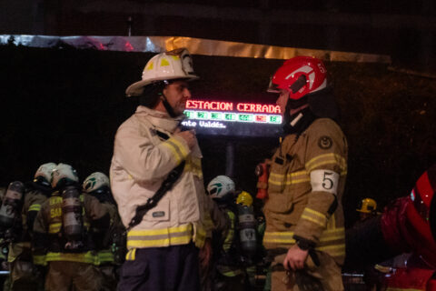 Incendio en Metro Santa Isabel: Senapred reporta 12 lesionados y la estación no operará este martes