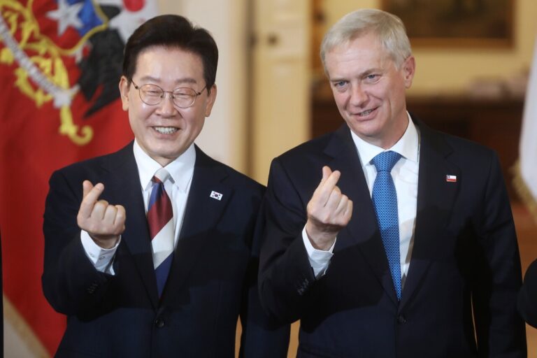 Los particulares regalos que intercambiaron Kast y el presidente de Corea del Sur
