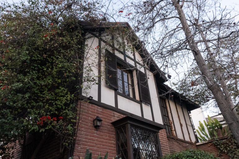 Comenzó la venta de artículos de la casa de Patricio Aylwin: Revisa los objetos y a qué precios estarán