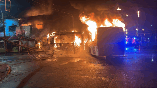 Cinco muertos deja choque entre bus RED y camioneta que escapaba de fiscalización en Santiago