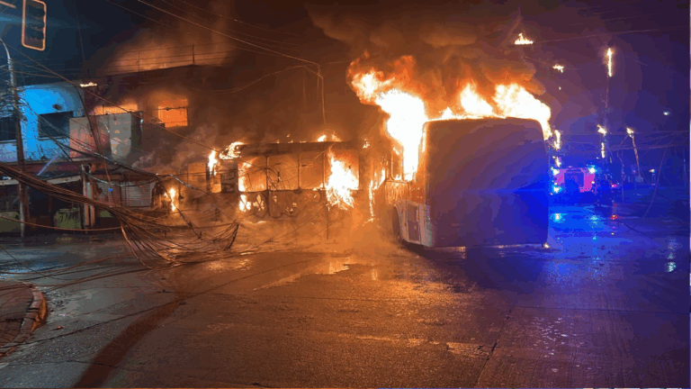Cinco muertos deja choque entre bus RED y camioneta que escapaba de fiscalización en Santiago
