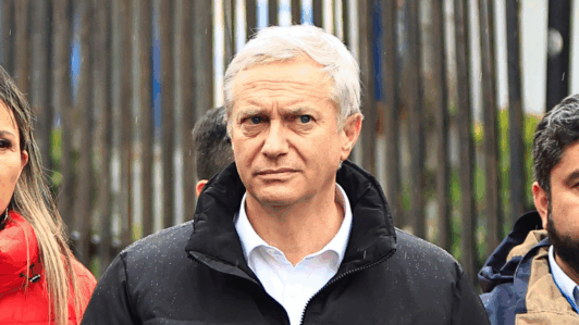 Presidente Kast asiste a responso de carabinero fallecido tras operativo en Valdivia