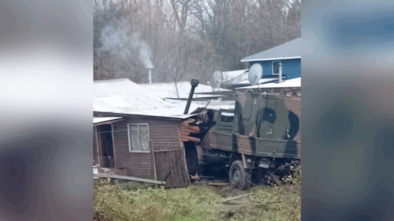 Camión militar choca contra una vivienda en Antilhue y deja tres personas lesionadas