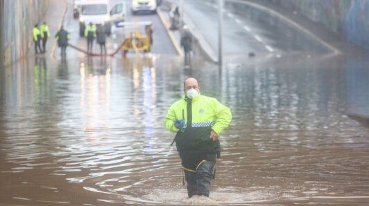 Los 22 puntos críticos que resguarda el Minvu por el temporal que afectará a la Región Metropolitana: Hay riesgo de inundaciones en calles