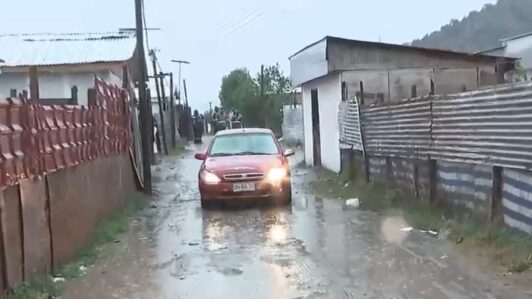 Crecida del río Maipo obliga a evacuar campamento en Melipilla: Cerca de 100 familias y 30 niños deben dejar sus hogares