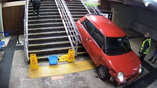 Auto ingresó a la estación Viña del Mar del tren Limache-Puerto: Reportan un fallecido