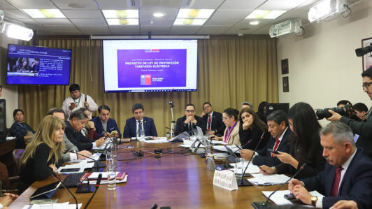 Avanza en la Cámara Baja proyecto que estabiliza las cuentas de luz y extiende subsidio eléctrico hasta 2027