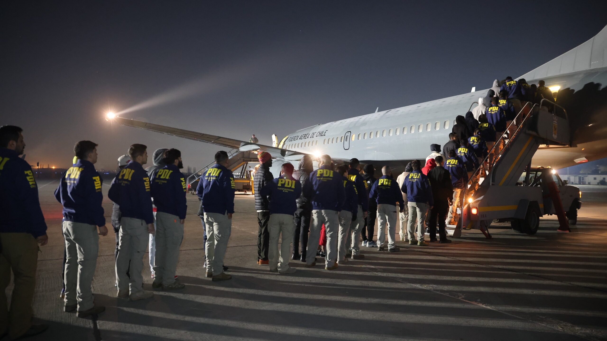 Migraciones concreta expulsión de 45 ciudadanos extranjeros en vuelo de la FACh: Destinos son Colombia y República Dominicana