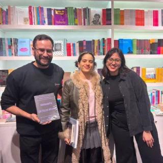 Rosalía se toma una pausa del Lux Tour y disfruta de Santiago: Recorre el Parque Forestal y visita la librería Odisea