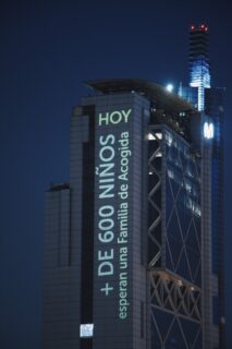 Gobierno ilumina la Torre Telefónica para sumar Familias de Acogida: 
