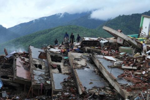 Los venezolanos limpian a mano escombros de los edificios derrumbados mientras la maquinaria gubernamental permanece inactiva