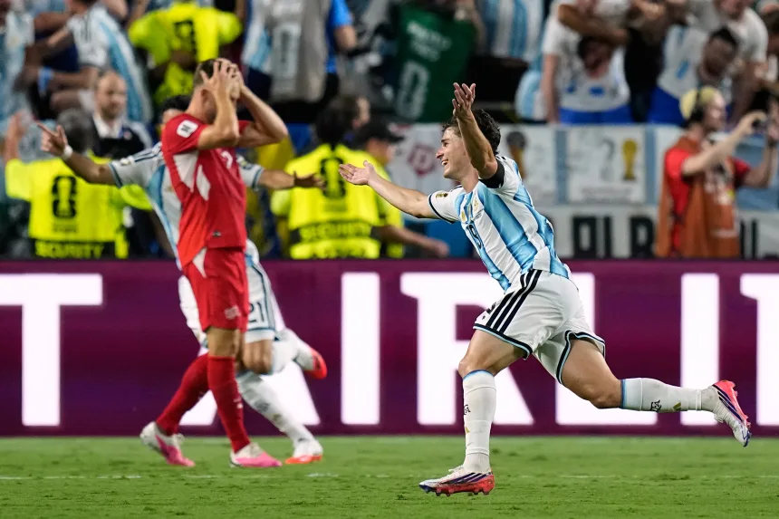 Julián Álvarez celebra el segundo gol de Argentina durante el partido de cuartos de final ante Suiza, disputado en Kansas City. Ashley Landis/AP vía CNN Newsource