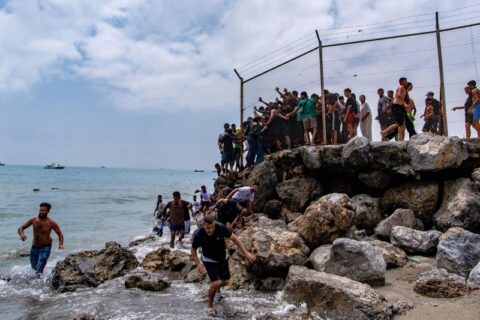 España informa que la mayoría de los 50.000 migrantes que cruzaron desde Marruecos ya regresó