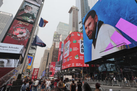 Personas caminan frente a un cartel luminoso con la imagen de Lionel Messi de Argentina este jueves, en Times Square en Nueva York (EE.UU.). EFE/Lavandeira jr
