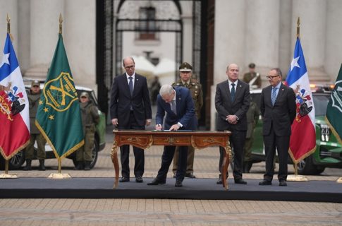 Aumento de sueldos y gratificación especial: Las indicaciones del Gobierno para modernizar la carrera de Carabineros
