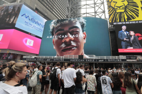 Personas caminan frente a un cartel luminoso con la imagen de Lamine Yamal de España este jueves, en Times Square en Nueva York (EE.UU.). EFE/Lavandeira jr