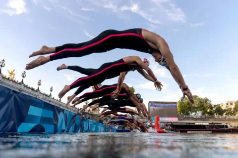 El enorme esfuerzo por limpiar el río se programó para que coincidiera con los Juegos Olímpicos de París 2024, que utilizaron el Sena para las competiciones de natación. David Goldman/Getty Images