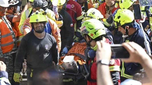 Venezuela: Rescatistas logran sacar con vida a hombre que estuvo más de una semana atrapado bajo casi nueve metros de escombros