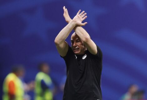 Mundial 2026: El entrenador de Egipto hace por primera vez la seña de la X durante el partido contra Argentina, ¿qué significa?