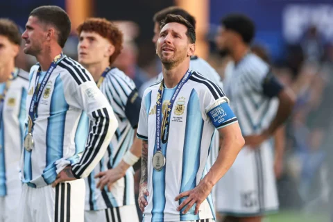 Lionel Messi llora frente a la afición argentina tras perder la final del Mundial 2026. Patricia de Melo Moreira/AFP vía Getty Images