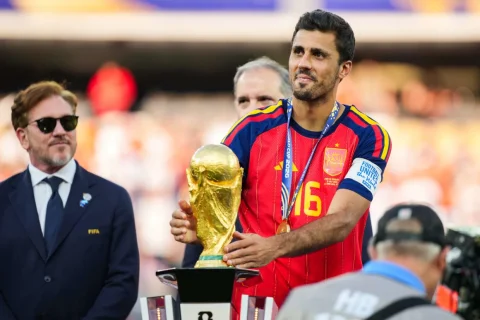 Rodri, capitán de España, posa con el trofeo de la Copa del Mundo. Andrew Harnik/Getty Images