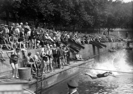 Como muestra esta fotografía de 1929, los parisinos disfrutaban nadando en el Sena antes de que las condiciones se deterioraran. /Gamma-Keystone/Getty Images