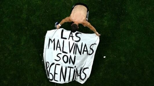 Canciller argentino defiende la bandera sobre Malvinas exhibida en el Mundial 2026: 