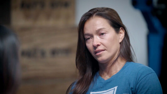 Roza Gilles, modelo uzbeka, denuncia que Epstein la agredió sexualmente mientras cumplía condena con monitor de tobillo