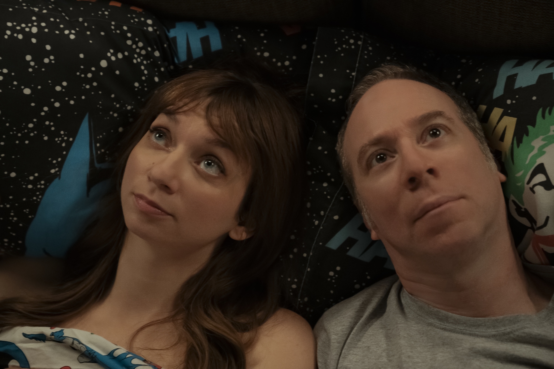 Lauren Lapkus como Denise junto a Stuart Bloom, interpretado por Kevin Sussman en Stuart Fails to Save the Universe (2026) | HBO Max