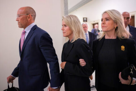 Sobrevivientes de Epstein aseguran que su asistente, Lesley Groff, mintió ante el Congreso en su testimonio