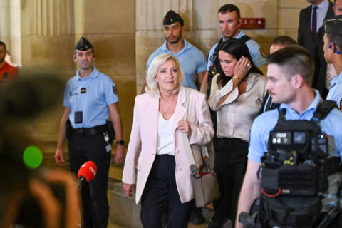 Tribunal francés confirma condena contra Le Pen pero la habilita para las presidenciales de 2027 con arresto domiciliario