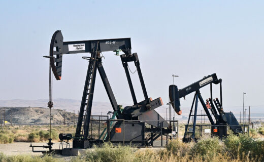 El petróleo brent sube casi un 10% y supera los 83 dólares tras el reinicio del bloqueo naval de EE.UU. a Irán