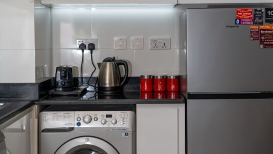 Ante cortes de luz: Experto explica cómo cuidar electrodomésticos del hogar y evitar que se dañen