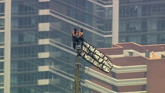 La historia de la pareja que evadió la seguridad y subió hasta la punta del mástil del Empire State Building