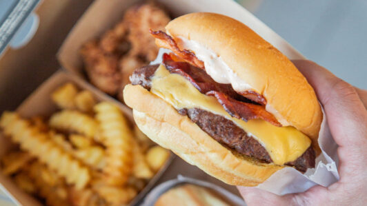Cadena de hamburguesas desembarca en Viña del Mar con inversión de $550 millones y llega a 24 locales en Chile