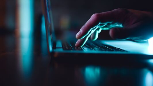 Anuncian 1.600 becas gratuitas para potenciar las habilidades digitales: ¿Cómo postular?