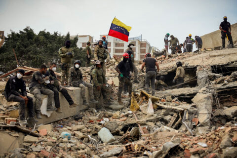 Venezuela eleva a 4.333 los muertos por el terremoto y admite 315 cuerpos sin identificar