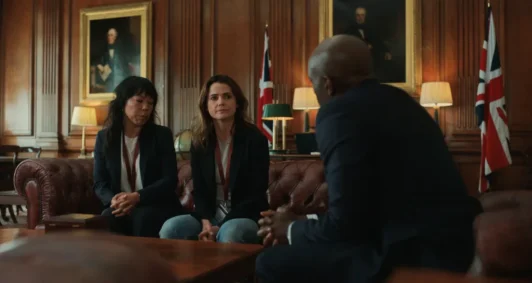 De izquierda a derecha: Ali Ahn como Eidra Park, Keri Russell como Kate Wyler, David Gyasi como Austin Dennison en "The Diplomat". Courtesy of Netflix