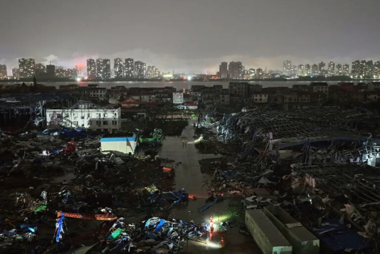 Tornado con vientos de 260 km/h deja 11 muertos en China y succiona a un hombre desde un departamento en un piso 12